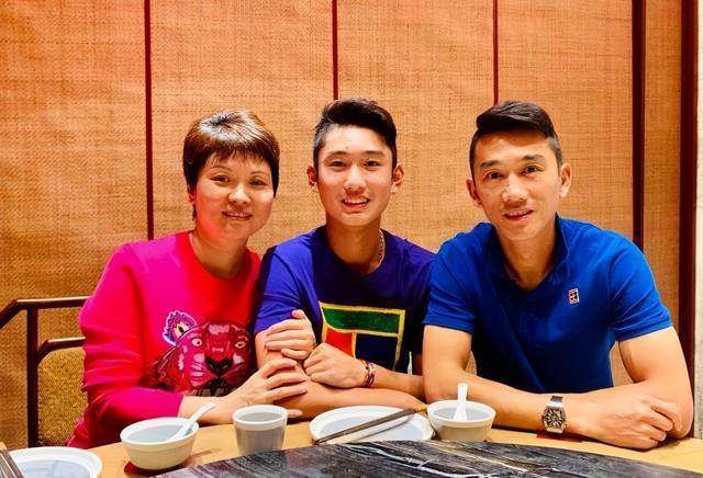 林婉秋极其认真的说道：你妈妈当时在燕京，是绝对的降维打击，容貌、气质、身材、学历、底蕴，无一不是碾压级的存在，毕竟当时国内才刚刚开始开放，论起潮流来，美国绝对是当时世界潮流的中心，所以你妈妈在我们眼里，各方面都十分惊艳。